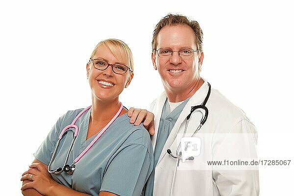 Freundliche männliche und weibliche Ärzte vor einem weißen Hintergrund