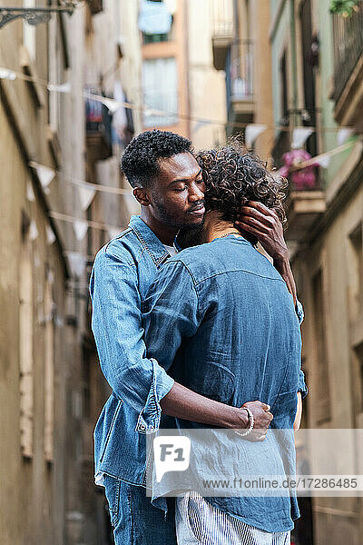 Schwules Paar umarmt sich vor einem Gebäude
