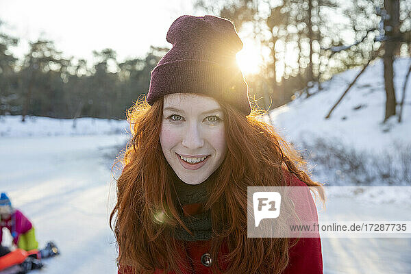 Lächelnde Frau mit Strickmütze im Winter