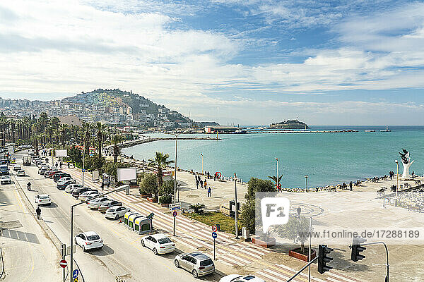 Autos auf der Straße nahe der Promenade von Kusadasi an einem sonnigen Tag  Aydin  Türkei