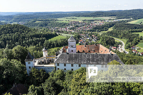 Deutschland  Bayern  Heiligenstadt in Oberfranken  Blick aus dem Hubschrauber auf Schloss Greifenstein im Sommer