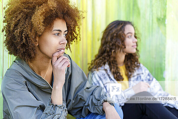 Zwei junge Freundinnen  die gemeinsam nachdenken