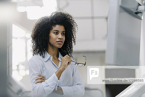 Afro-Frau mit Brille  die in der Industrie untersucht