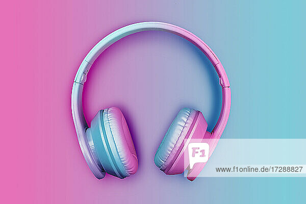Studioaufnahme von rosa und blauen kabellosen Kopfhörern