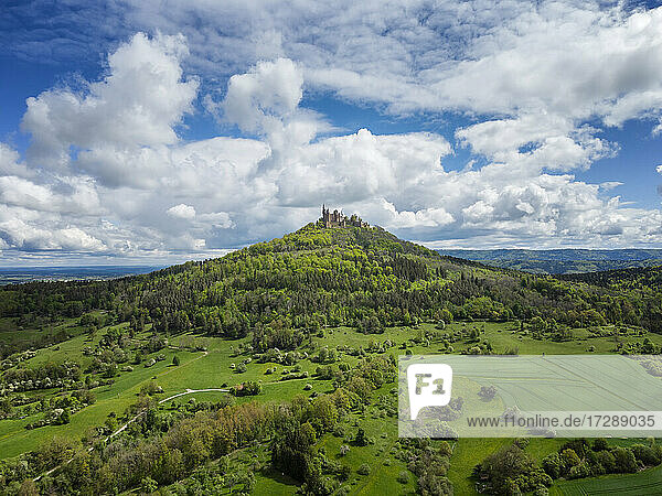 Deutschland  Baden-Württemberg  Bisingen  Blick auf die Sommerwolken über der Burg Hohenzollern