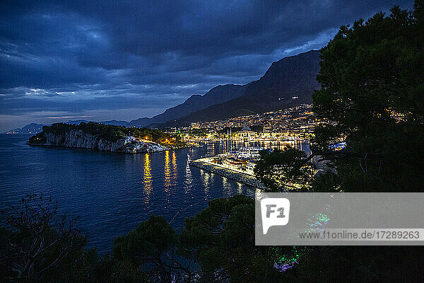 Kroatien  Gespanschaft Split-Dalmatien  Makarska  Beleuchteter Hafen von Makarska Riviera bei Nacht
