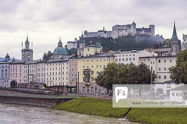 Österreich  Land Salzburg  Salzburg  Historische Altstadt mit Festung Hohensalzburg im Hintergrund
