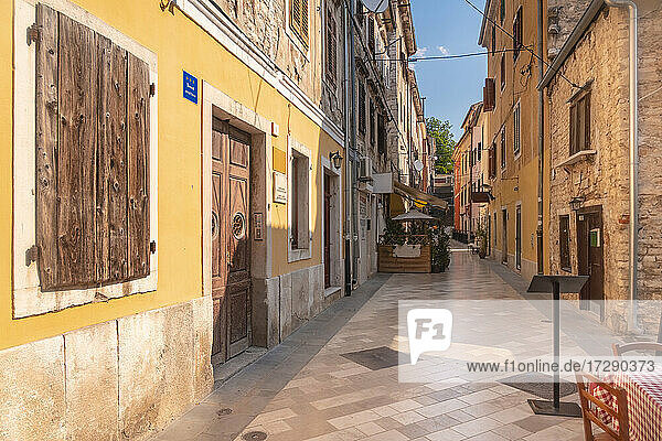 Außenansicht der alten Gebäude in Pula  Kroatien