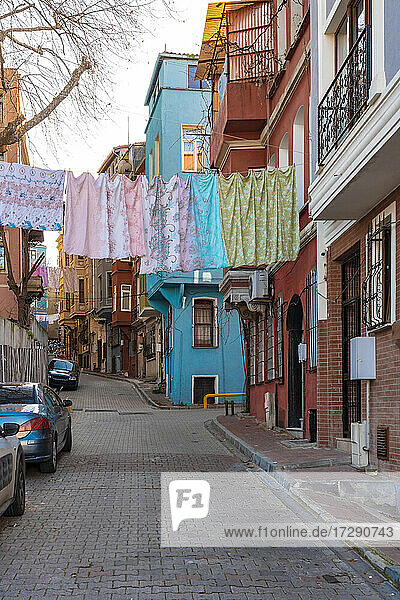 Türkei  Istanbul  Wäschetrocknung in einer Gasse im Stadtteil Balat