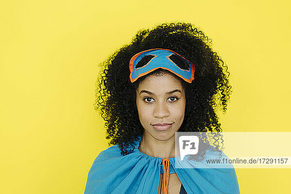 Afro-Frau im Superhelden-Kostüm auf gelbem Hintergrund
