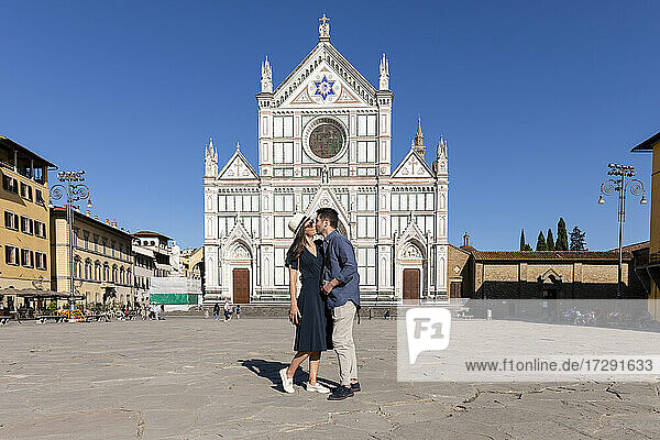 Paar  das sich küsst  während es auf der Piazza Di Santa Croce steht  Florenz  Italien