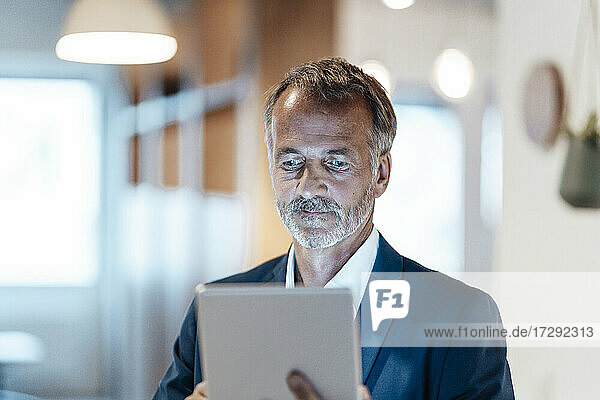 Geschäftsmann benutzt digitales Tablet im Büro