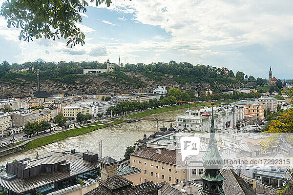 Österreich  Bundesland Salzburg  Salzburg  Fluss Salzach und umliegende Stadtgebäude