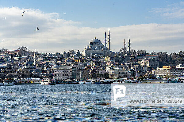 Türkei  Istanbul  Uferpromenade der Küstenstadt mit Süleymaniye-Moschee im Hintergrund