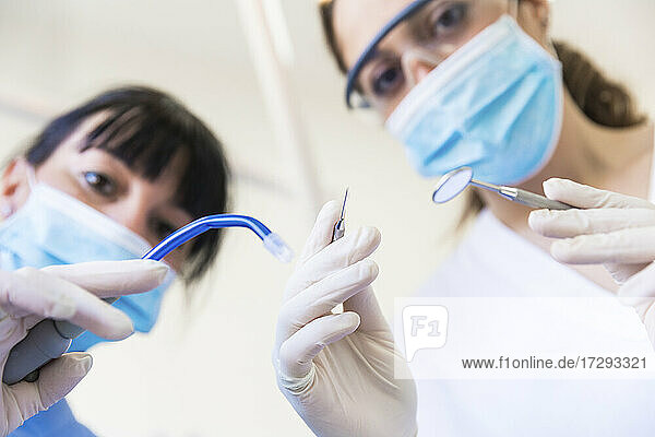 Zahnärztin mit Assistentin mit zahnärztlicher Ausrüstung in einer Klinik