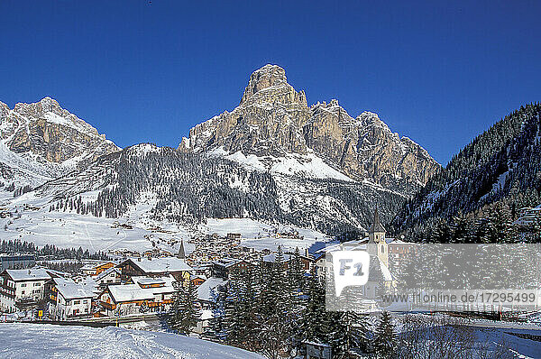 Italien  Dolomiten  Verschneites Dorf im Gebirgstal