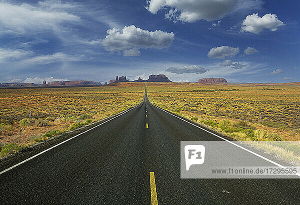 Arizona  Monument Valley Tribal Park  Leere Straße in der Wüste  die zum Monument Valley führt