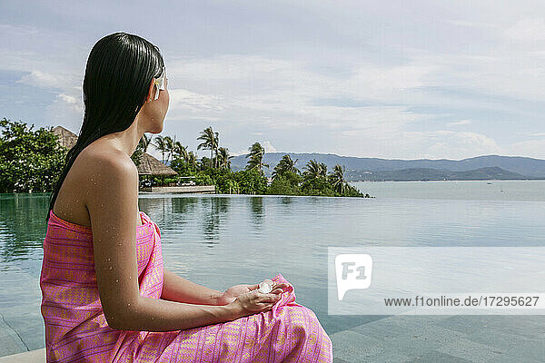 Thailand  Insel Koh Samui  Frau schaut auf ruhige tropische Landschaft
