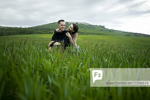 Junges Paar umarmt sich in einem Weizenfeld
