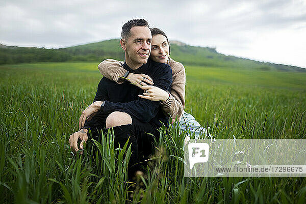 Junges Paar umarmt sich in einem Weizenfeld