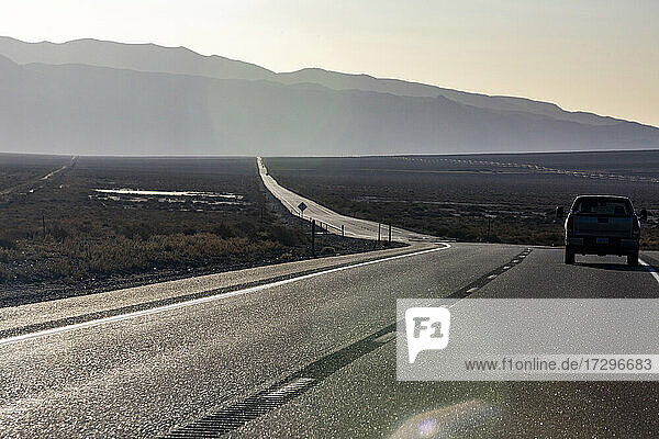 USA  Nevada  Hawthorne  Highway durch Wüstenlandschaft