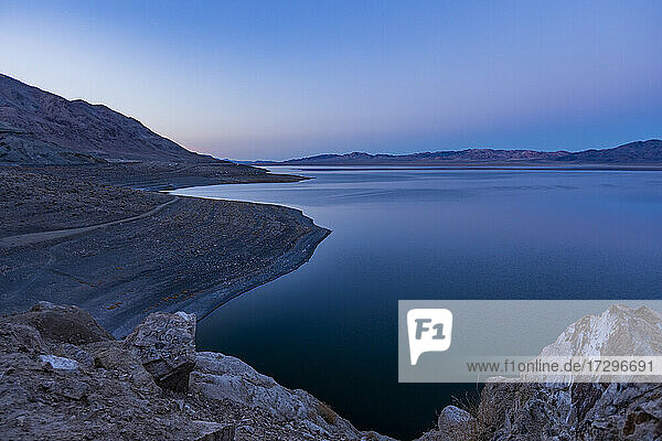 USA  Nevada  Hawthorne  Ruhiger Walker See in der Abenddämmerung