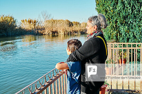 Mutter mit ihrem Sohn beim Betrachten der Boote