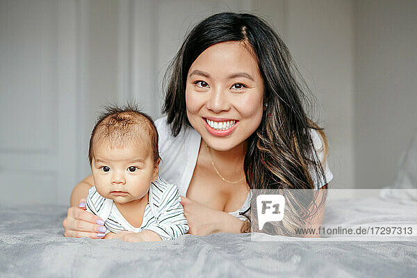 Feiertag Muttertag. Glückliche asiatische chinesische Mutter mit Baby Junge Sohn.