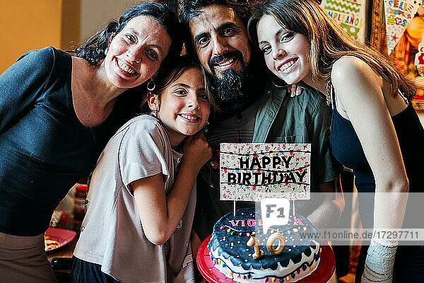Porträt einer Latino-Familie  die den 10. Geburtstag eines kleinen Mädchens feiert