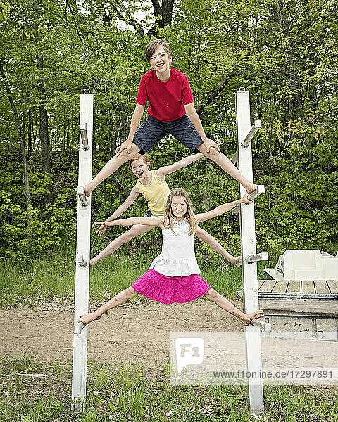 Drei Kinder beim gemeinsamen Spielen im Freien