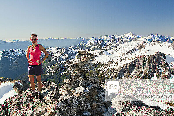 Porträt einer attraktiven Läuferin auf einem Berggipfel  Kanada