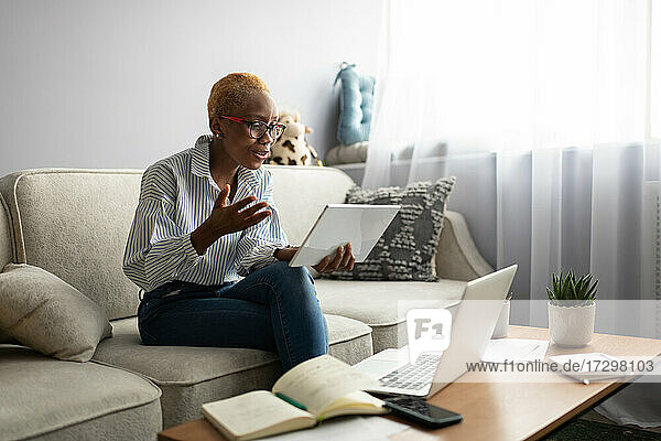 Schwarze Geschäftsfrau hält Online-Meeting über Tablet zu Hause ab