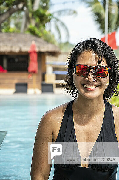 Frau genießt den Pool auf der tropischen Insel Koh Phangan