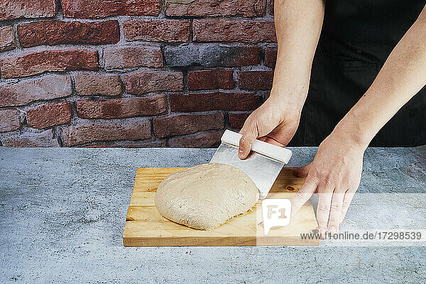 Bäcker bei der Zubereitung des Teigs für das handwerkliche Brot