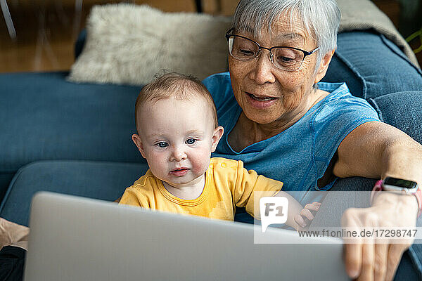 Ältere Frau und Enkelin führen Videogespräch über Laptop
