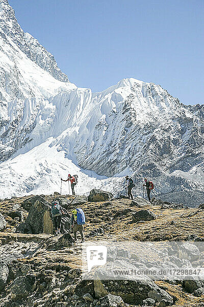 Bergsteiger erklimmen einen Grat auf dem Weg zum Everest Basecamp