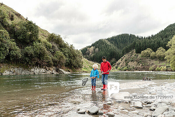 Brüder erkunden einen schönen Fluss in Neuseeland