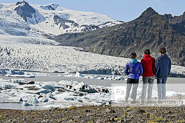 Touristen bewundern den majestätischen Gletscher Fjallsjökull im Süden Islands