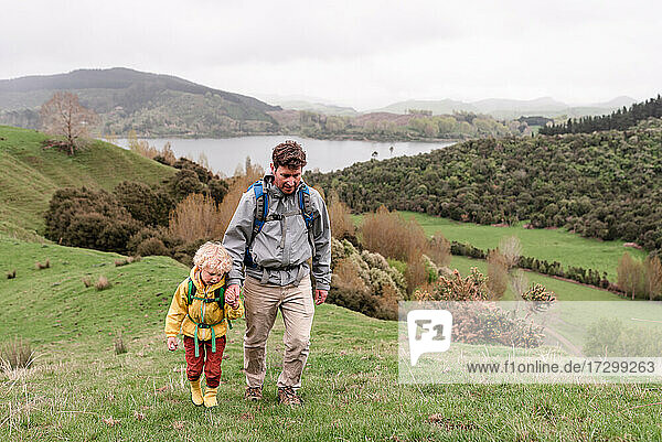 Vater und Kind beim Wandern in Neuseeland