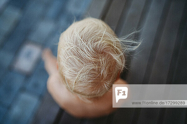 Draufsicht auf blondes Haar eines Kindes im Wind im Sommer