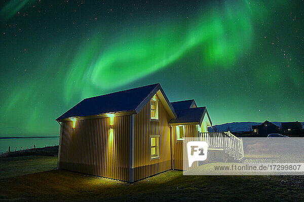 Nordlicht  Aurora borealis bei Nacht  Island
