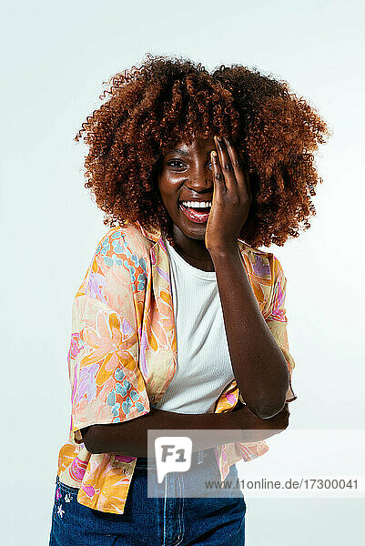 Glückliche afro Frau posiert über weißen Hintergrund
