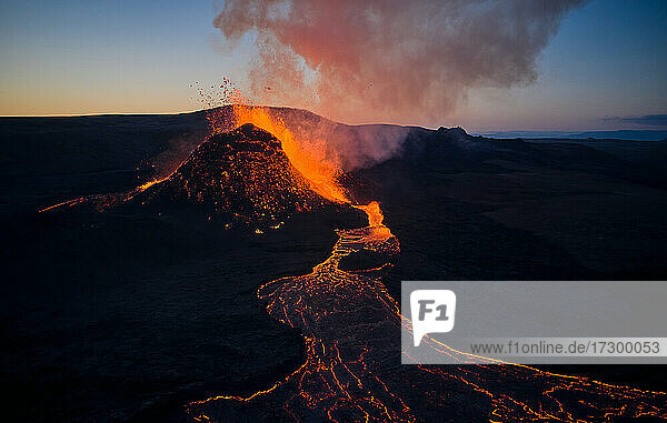 Vulkanausbruchslandschaft bei Nacht