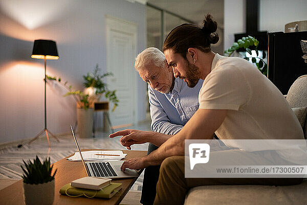 Enkel lehrt Großvater den Umgang mit dem Laptop
