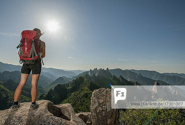 Frau beim Wandern im Seoraksan-Nationalpark in Korea