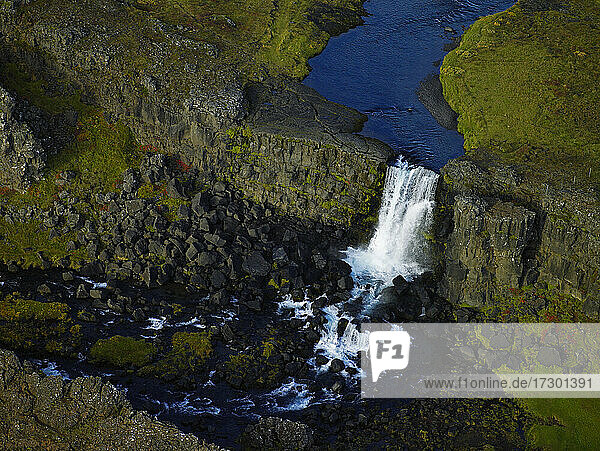 Luftaufnahme des Wasserfalls Öxarárfoss im Thingvellir-Nationalpark