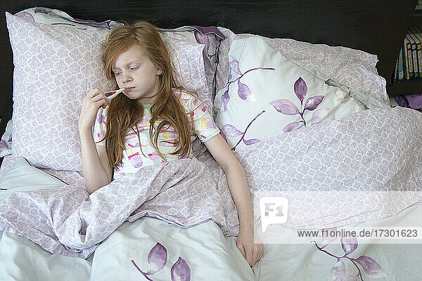 Kleines Mädchen krank im Bett