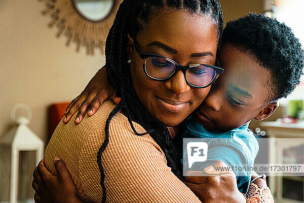 Nahaufnahme einer Mutter  die ihren Sohn zu Hause umarmt