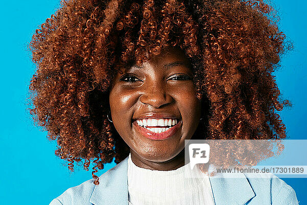 Porträt einer schönen schwarzen Geschäftsfrau vor blauem Hintergrund