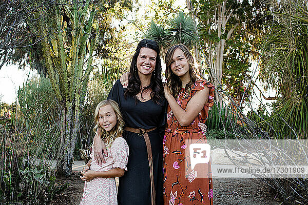 Mutter und Töchter posieren im Wüstengarten in San Diego